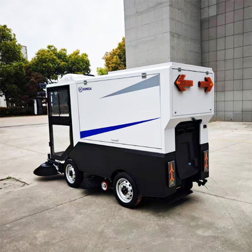 Xe quét rác ngồi lái Kumisai KMS - 155L