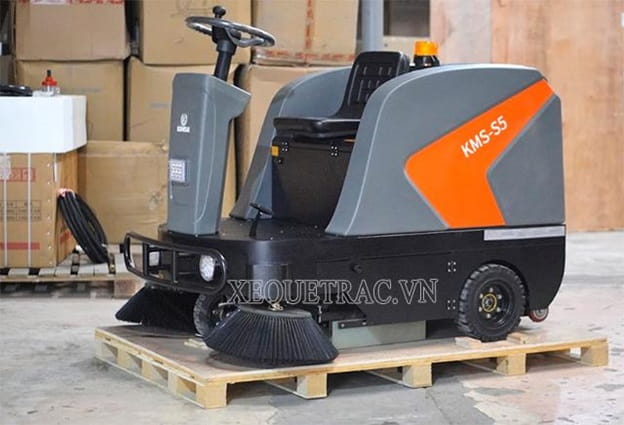 Loại xe quét rác ngồi lái tự động